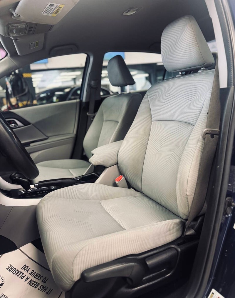 Honda Accord Sedan Vehicle Full-screen Gallery Image 10