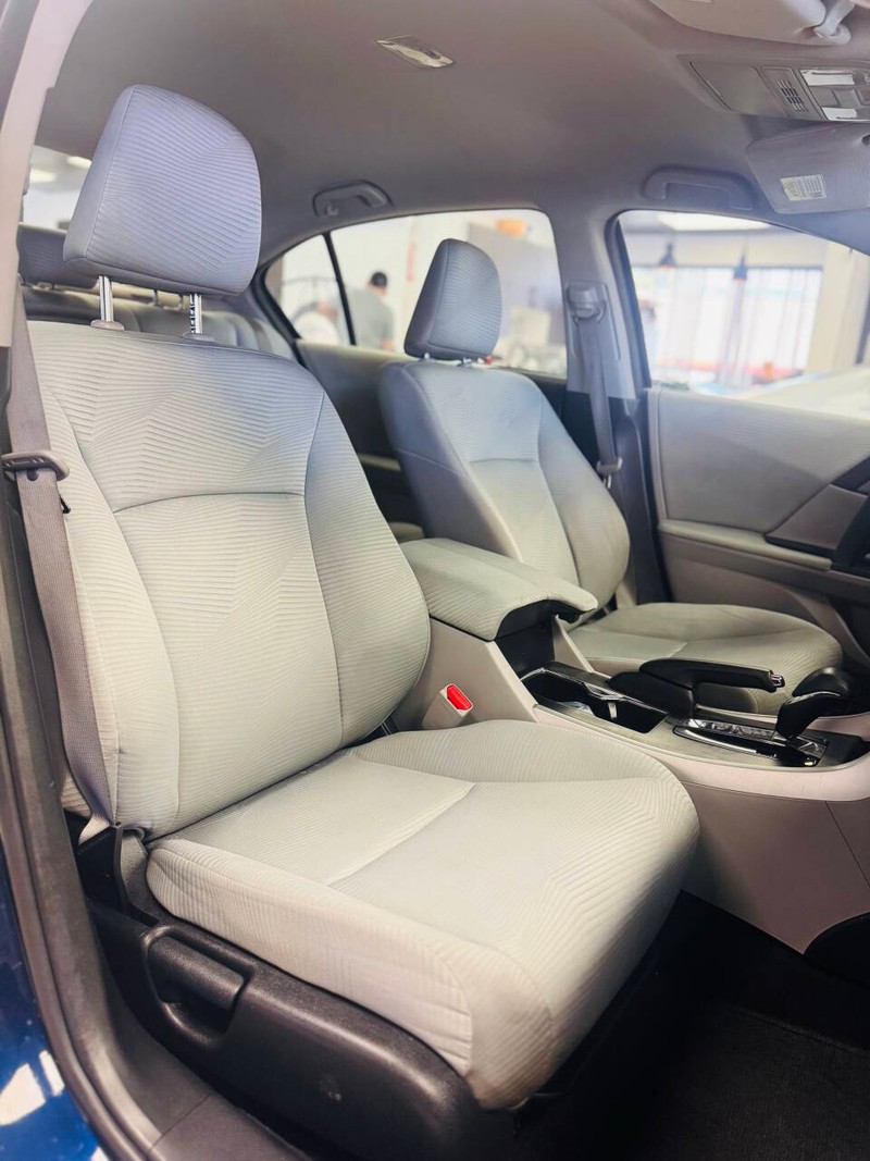 Honda Accord Sedan Vehicle Full-screen Gallery Image 11