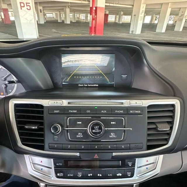 Honda Accord Sedan Vehicle Full-screen Gallery Image 13