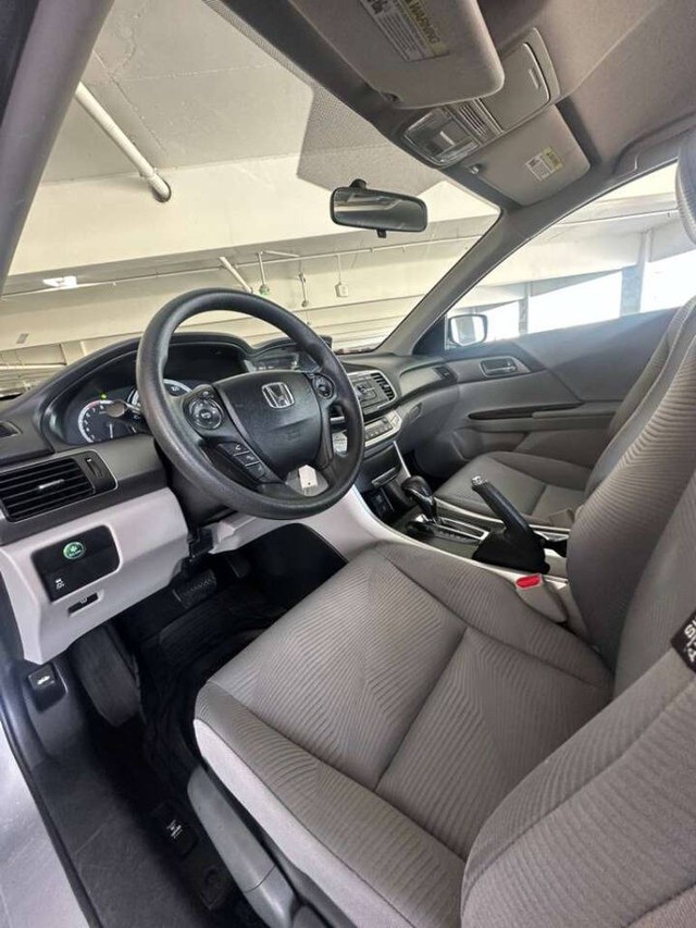 Honda Accord Sedan Vehicle Full-screen Gallery Image 14