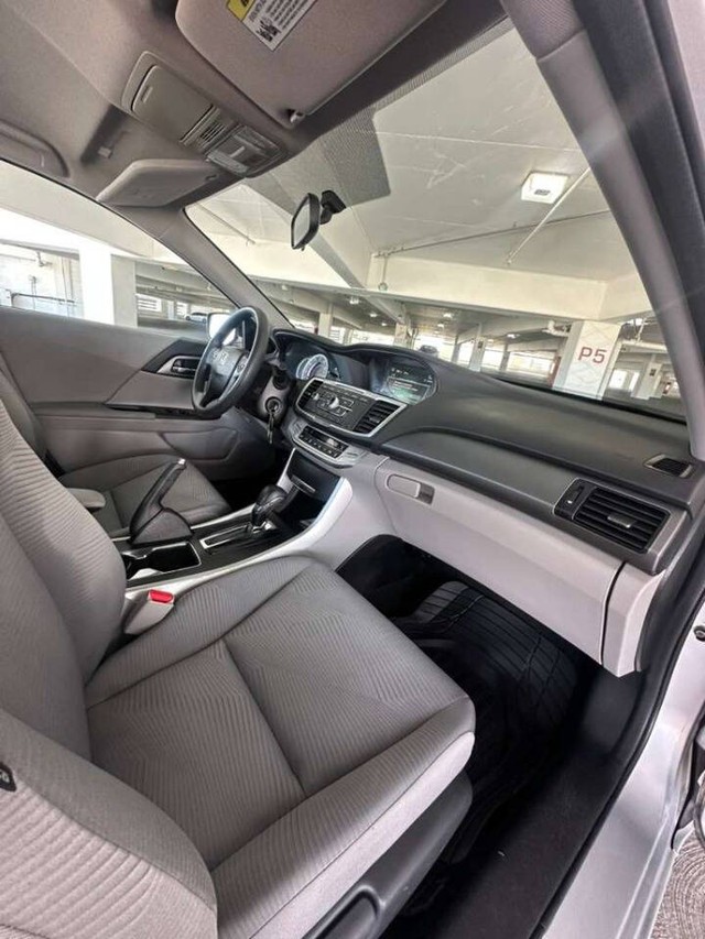 Honda Accord Sedan Vehicle Full-screen Gallery Image 16