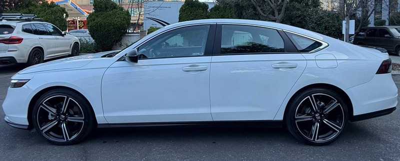 Honda Accord Hybrid Vehicle Full-screen Gallery Image 04