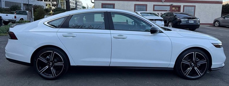 Honda Accord Hybrid Vehicle Full-screen Gallery Image 05