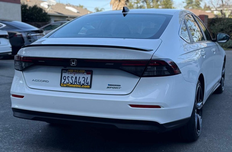 Honda Accord Hybrid Vehicle Full-screen Gallery Image 06