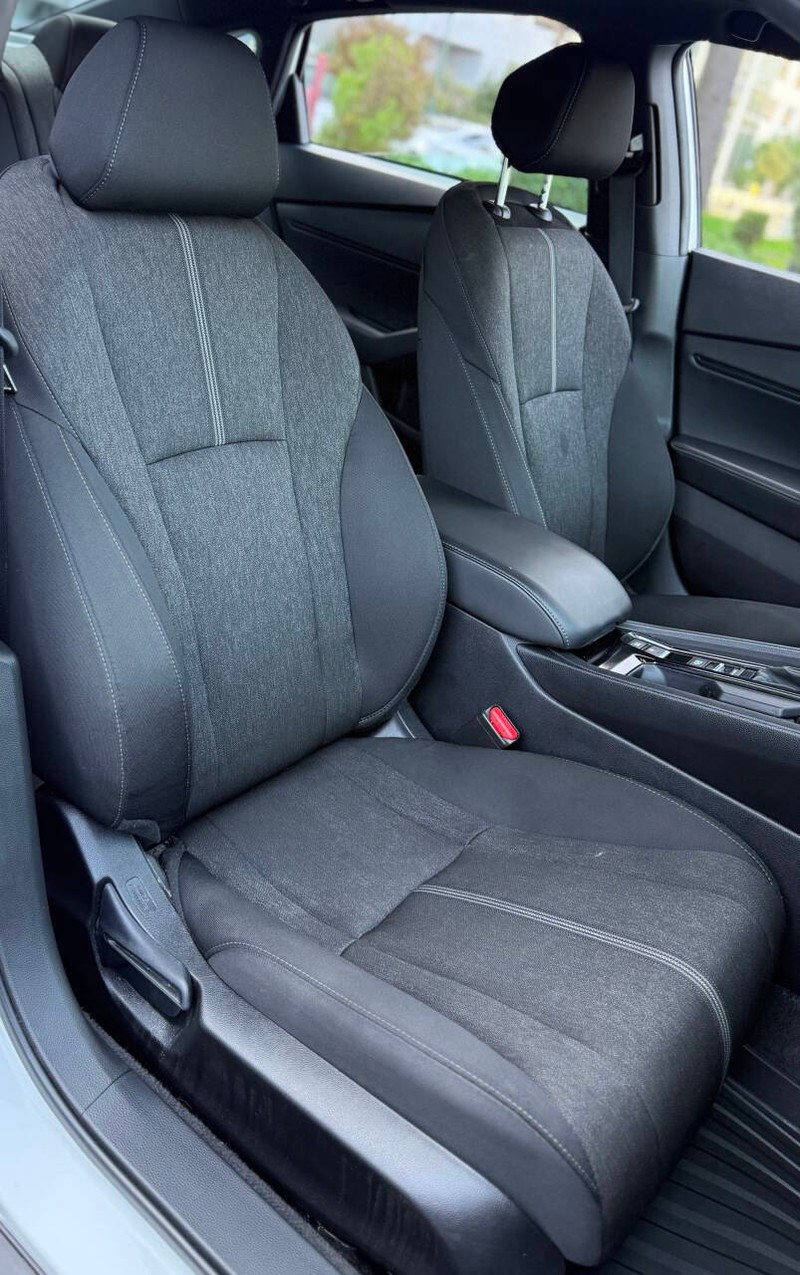 Honda Accord Hybrid Vehicle Full-screen Gallery Image 13
