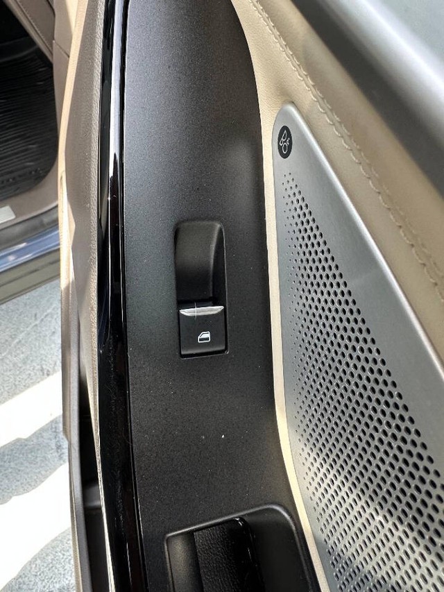 Ford Explorer Vehicle Full-screen Gallery Image 16