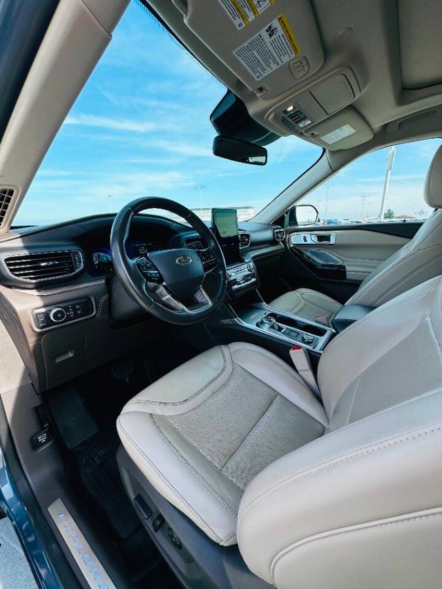 Ford Explorer Vehicle Full-screen Gallery Image 19
