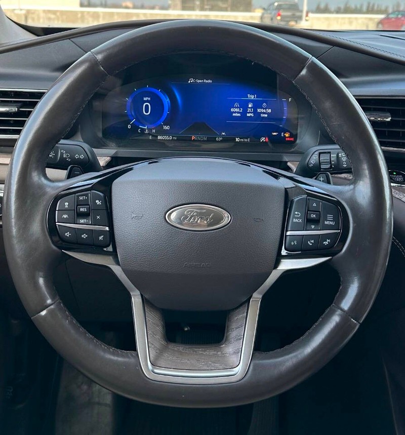 Ford Explorer Vehicle Full-screen Gallery Image 12