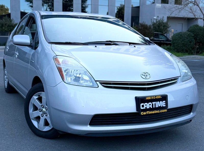 Toyota Prius Vehicle Full-screen Gallery Image 02