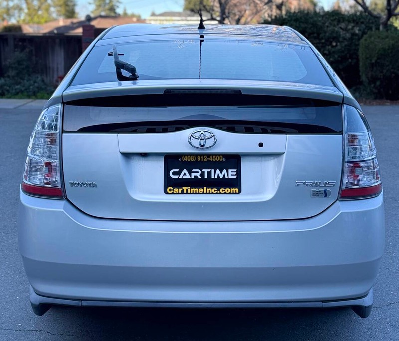 Toyota Prius Vehicle Full-screen Gallery Image 07