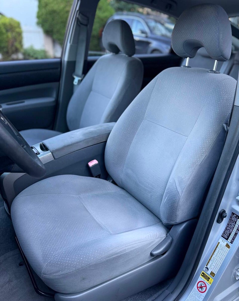 Toyota Prius Vehicle Full-screen Gallery Image 10