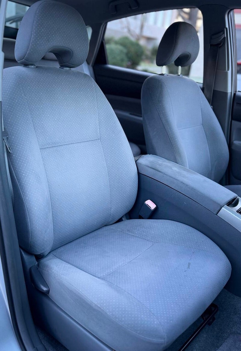 Toyota Prius Vehicle Full-screen Gallery Image 11