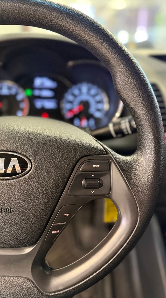 Kia Forte Vehicle Full-screen Gallery Image 12