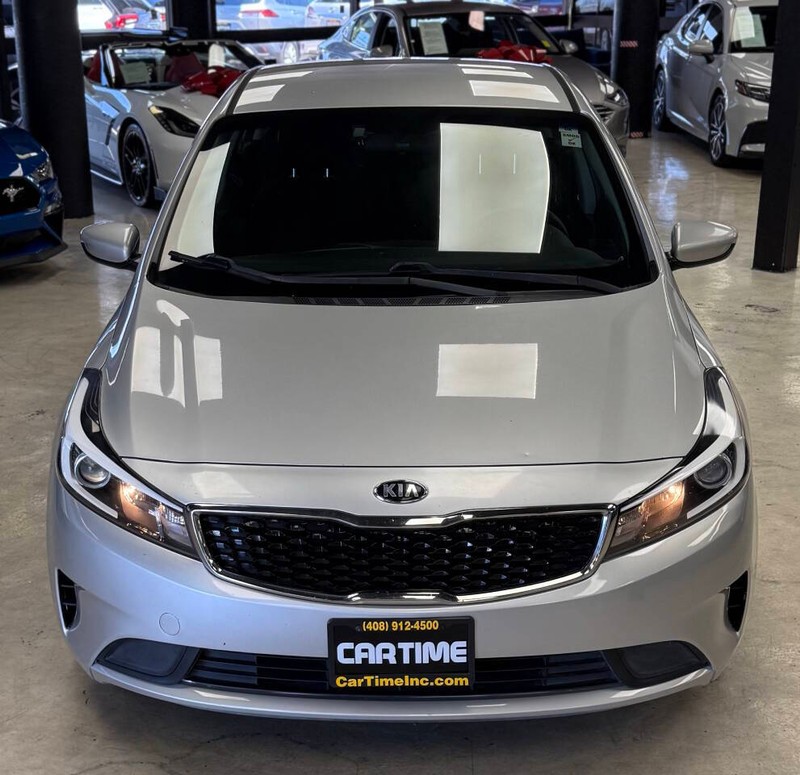 Kia Forte Vehicle Full-screen Gallery Image 05