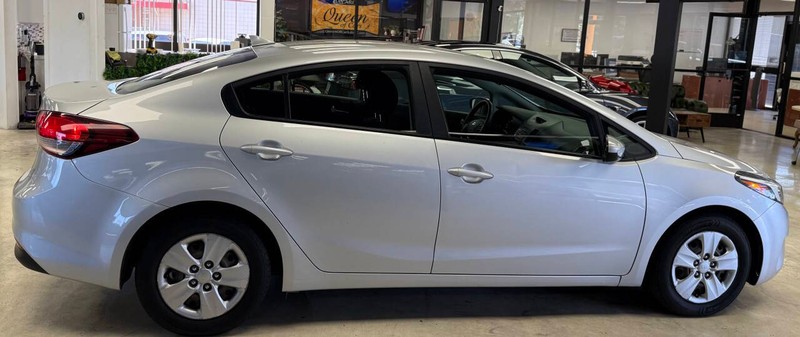 Kia Forte Vehicle Full-screen Gallery Image 07