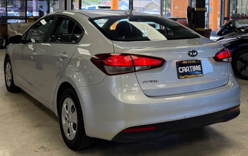 Kia Forte Vehicle Full-screen Gallery Image 08