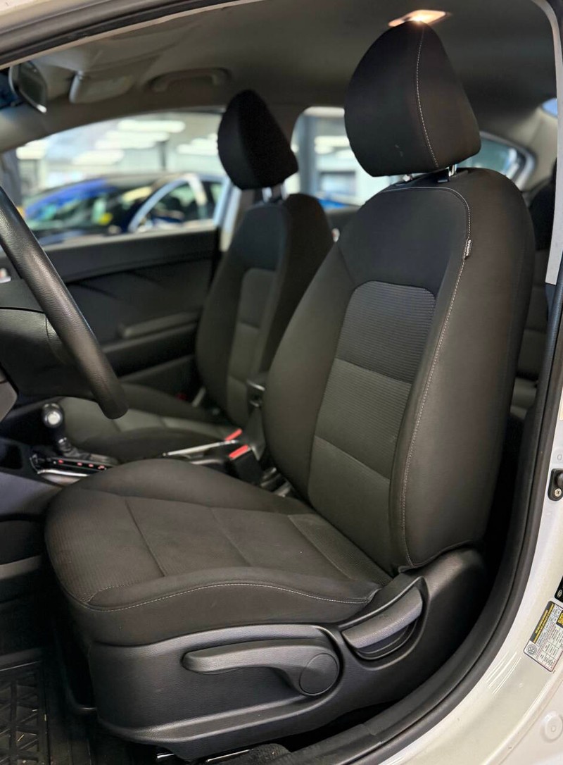 Kia Forte Vehicle Full-screen Gallery Image 17