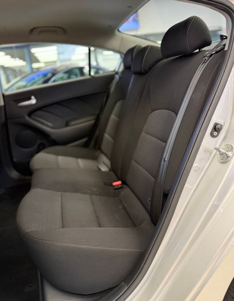 Kia Forte Vehicle Full-screen Gallery Image 18