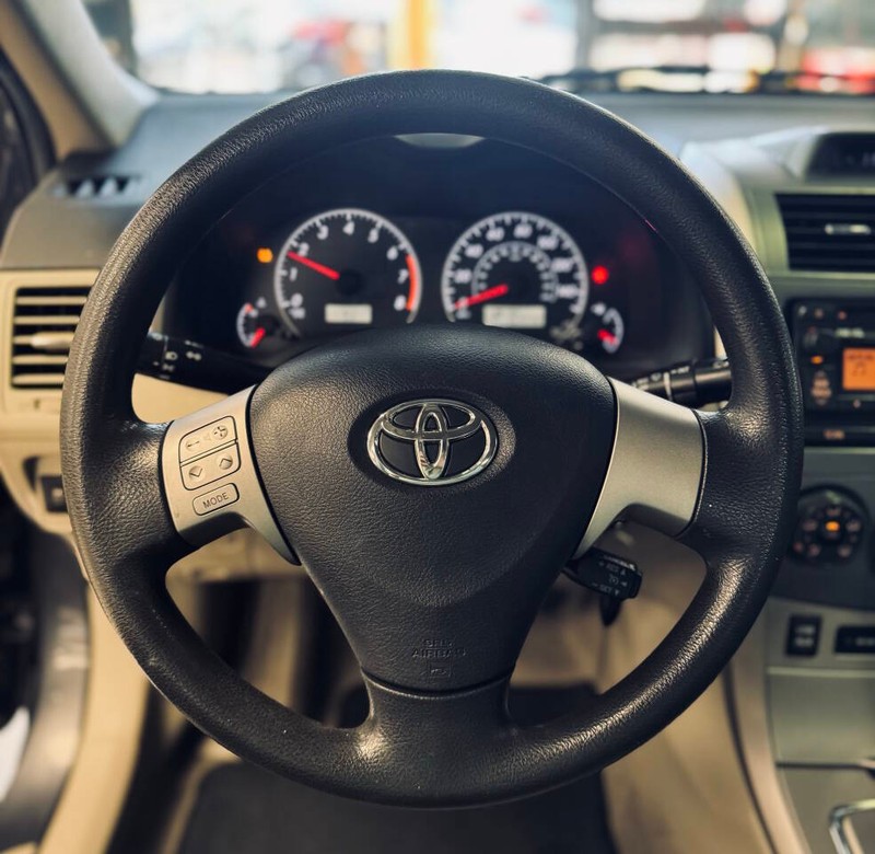 Toyota Corolla Vehicle Full-screen Gallery Image 09
