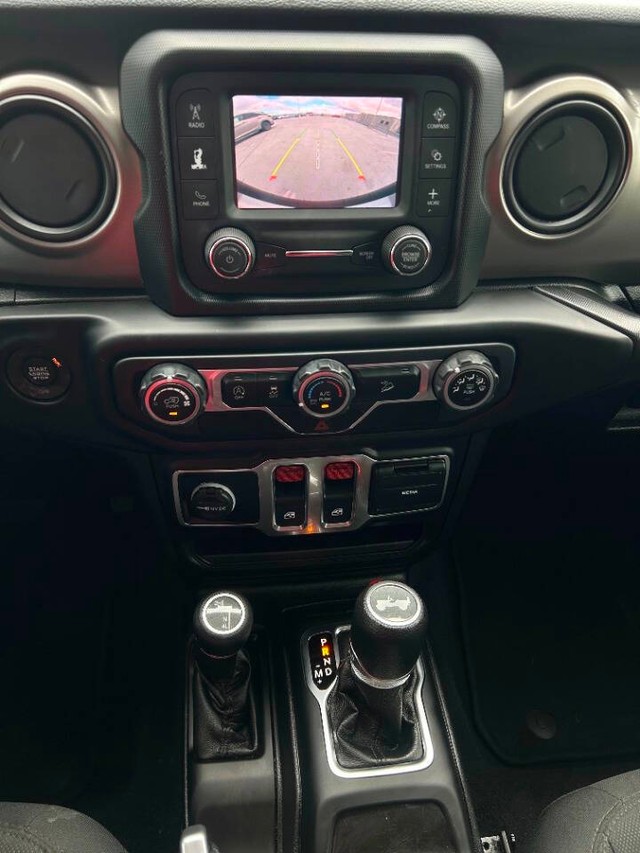 Jeep Wrangler Vehicle Full-screen Gallery Image 11