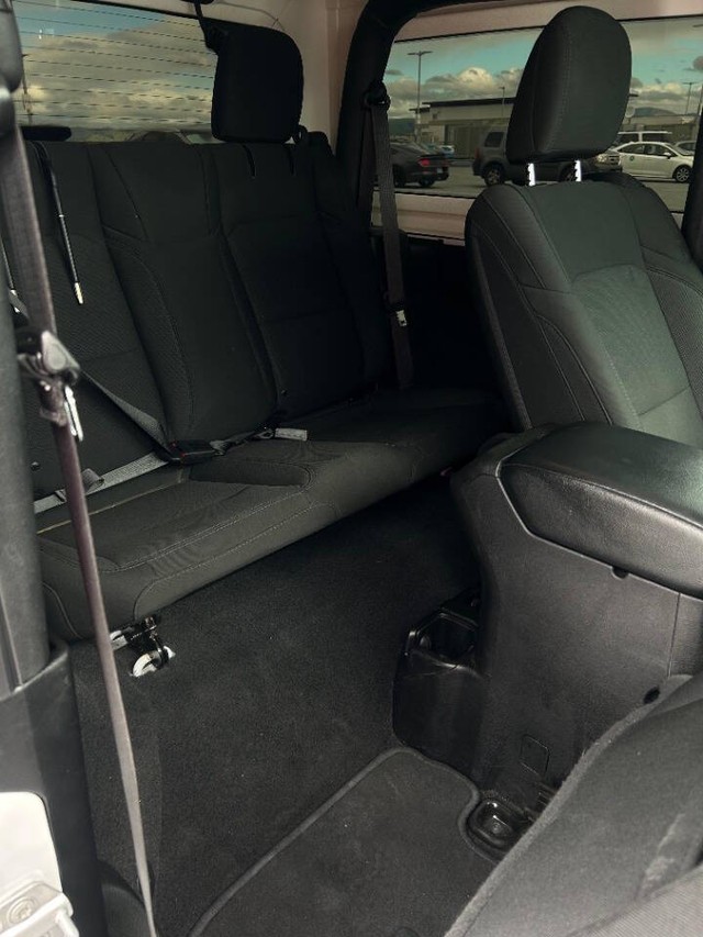 Jeep Wrangler Vehicle Full-screen Gallery Image 17