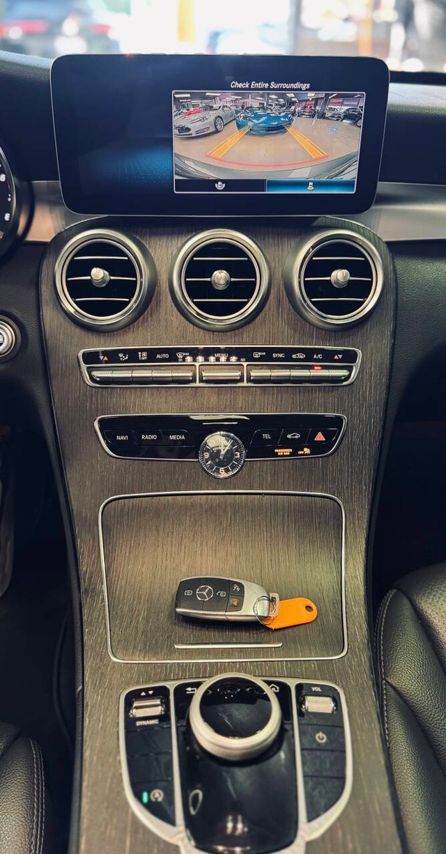Mercedes-Benz C-Class Vehicle Full-screen Gallery Image 11