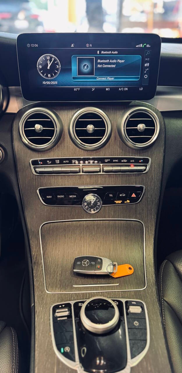 Mercedes-Benz C-Class Vehicle Full-screen Gallery Image 12