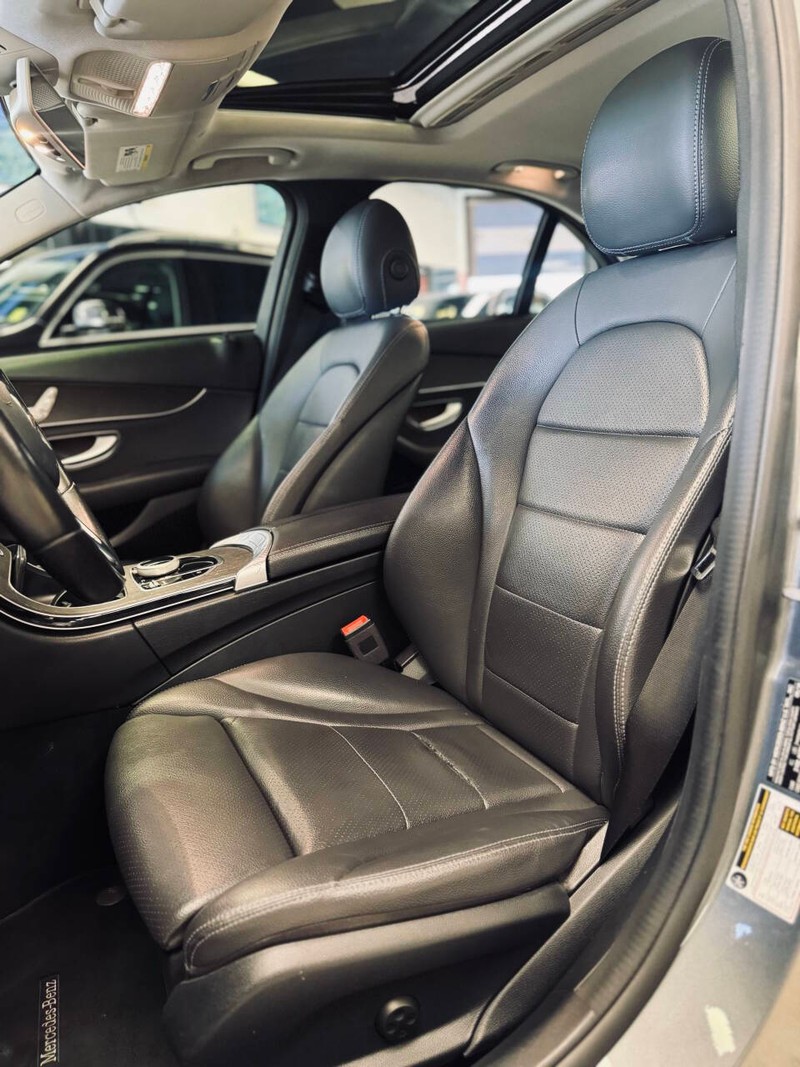 Mercedes-Benz C-Class Vehicle Full-screen Gallery Image 13