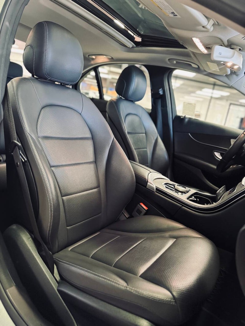Mercedes-Benz C-Class Vehicle Full-screen Gallery Image 14