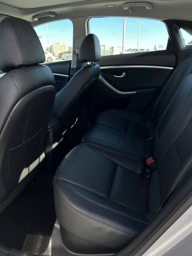 Hyundai Elantra GT Vehicle Full-screen Gallery Image 14
