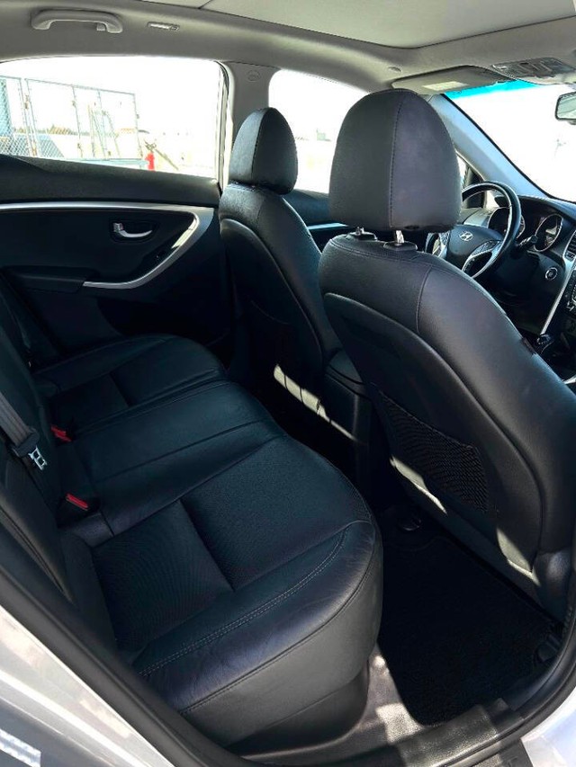 Hyundai Elantra GT Vehicle Full-screen Gallery Image 16