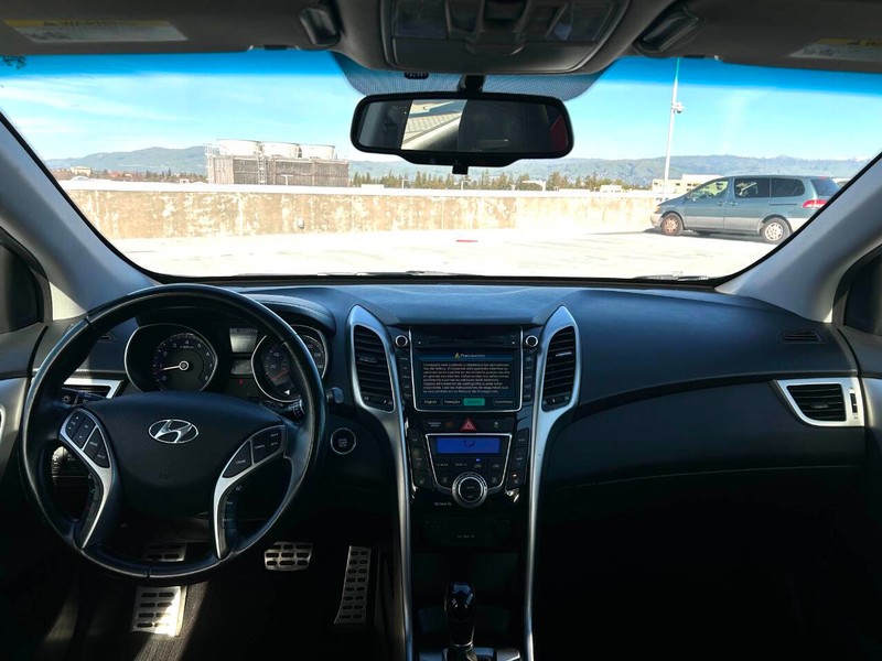 Hyundai Elantra GT Vehicle Full-screen Gallery Image 09