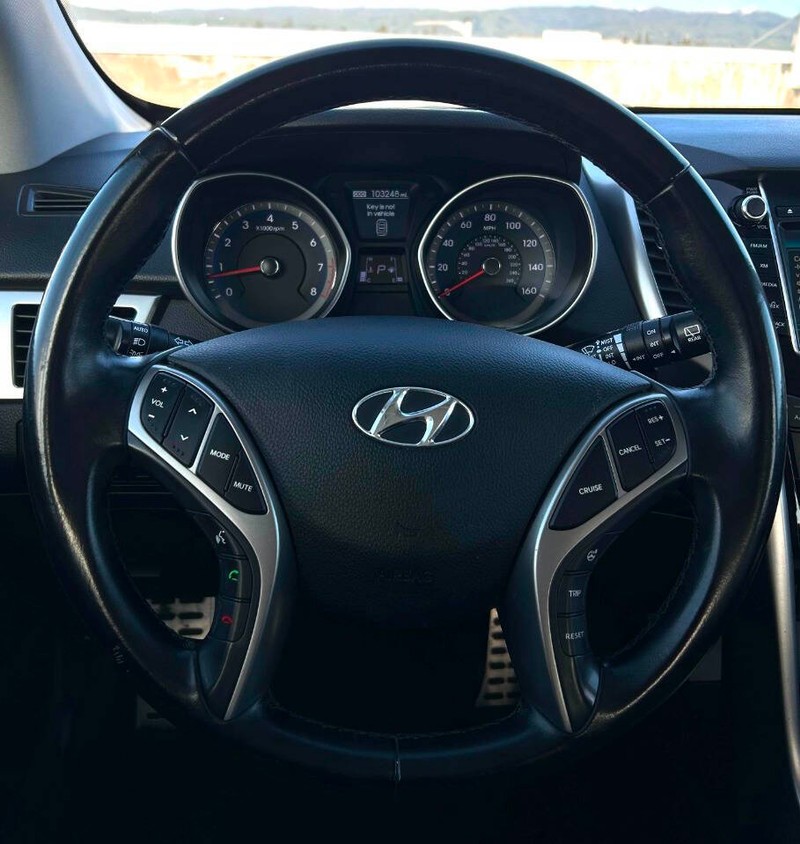 Hyundai Elantra GT Vehicle Full-screen Gallery Image 10