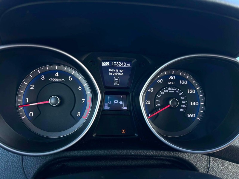 Hyundai Elantra GT Vehicle Full-screen Gallery Image 12
