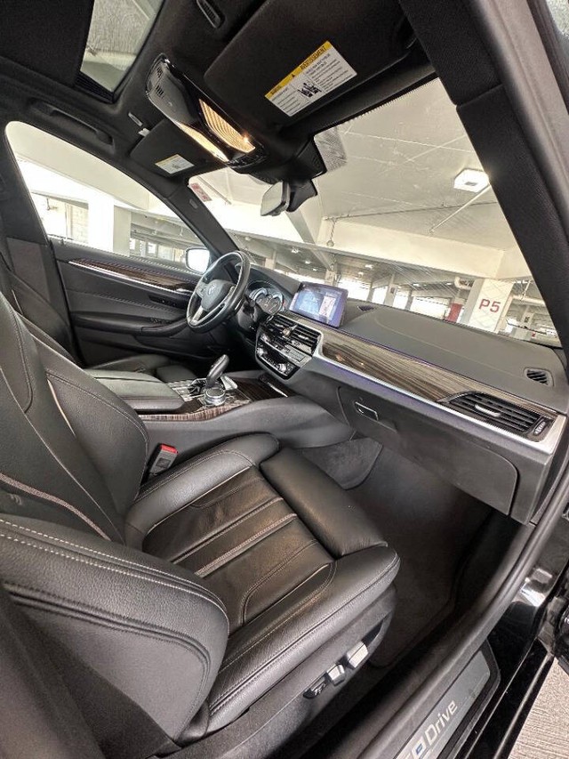 BMW 5 Series Vehicle Full-screen Gallery Image 15