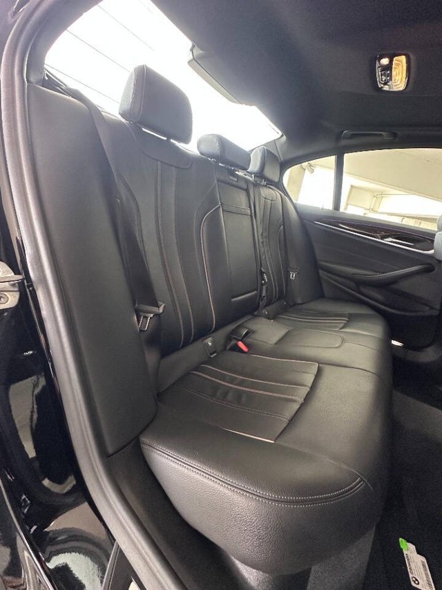 BMW 5 Series Vehicle Full-screen Gallery Image 16