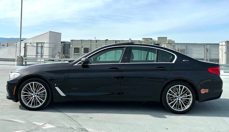 BMW 5 Series Vehicle Full-screen Gallery Image 04