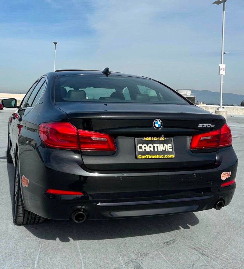BMW 5 Series Vehicle Full-screen Gallery Image 05