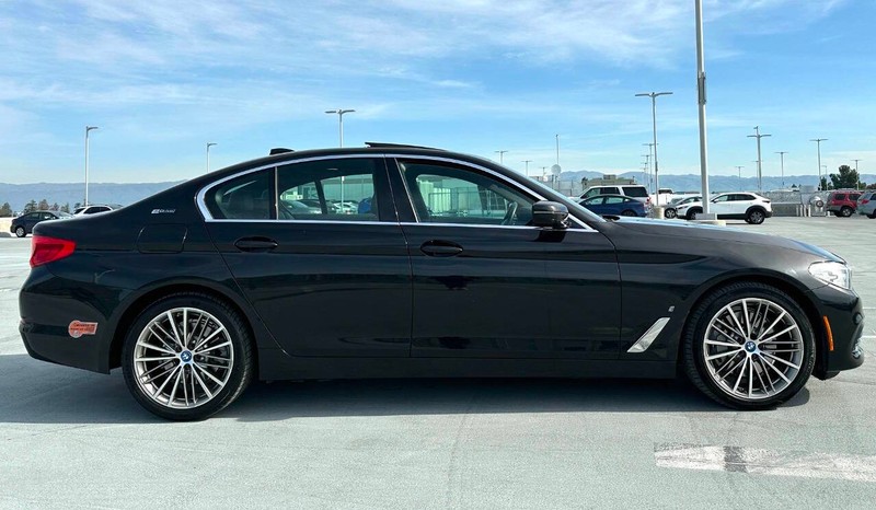BMW 5 Series Vehicle Full-screen Gallery Image 08