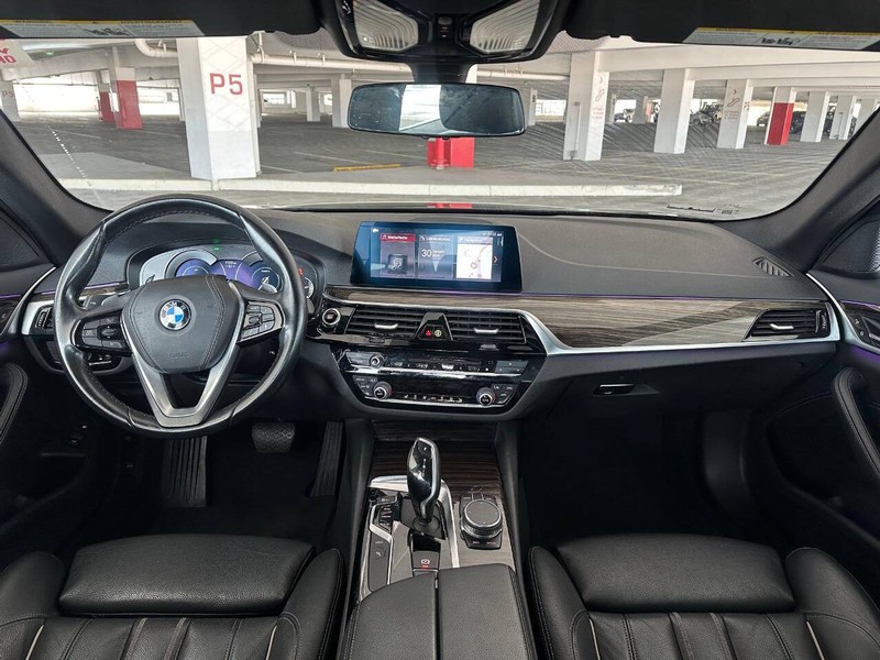 BMW 5 Series Vehicle Full-screen Gallery Image 09