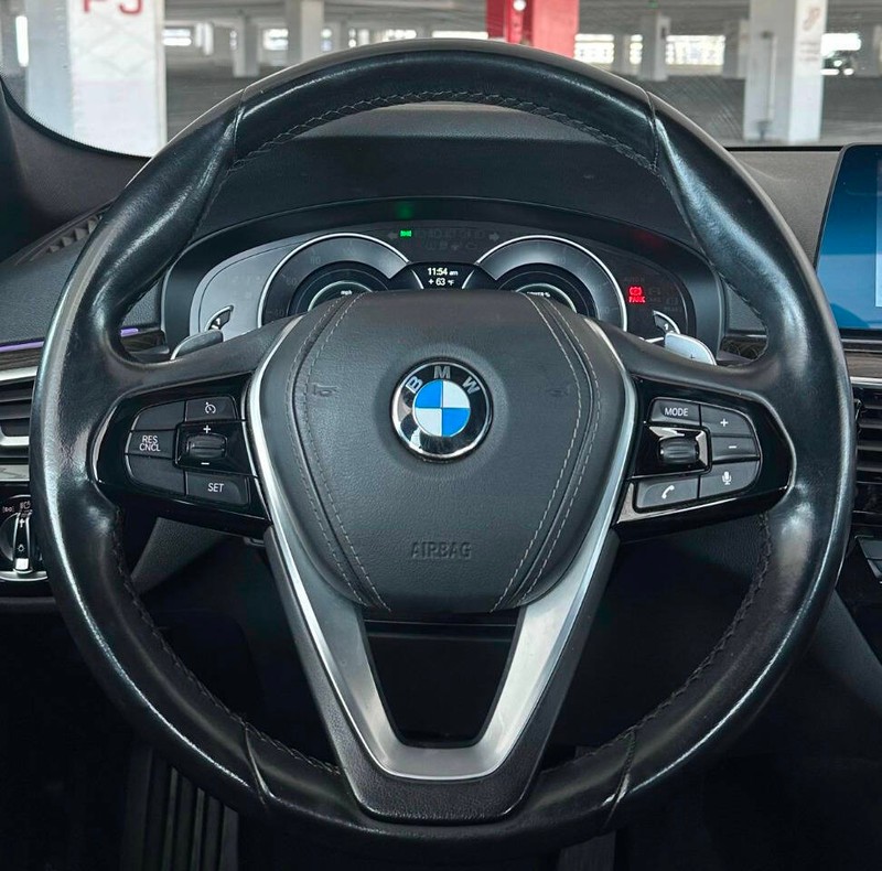 BMW 5 Series Vehicle Full-screen Gallery Image 11