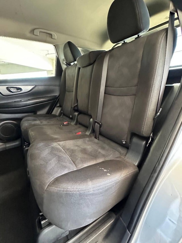 Nissan Rogue Vehicle Full-screen Gallery Image 15
