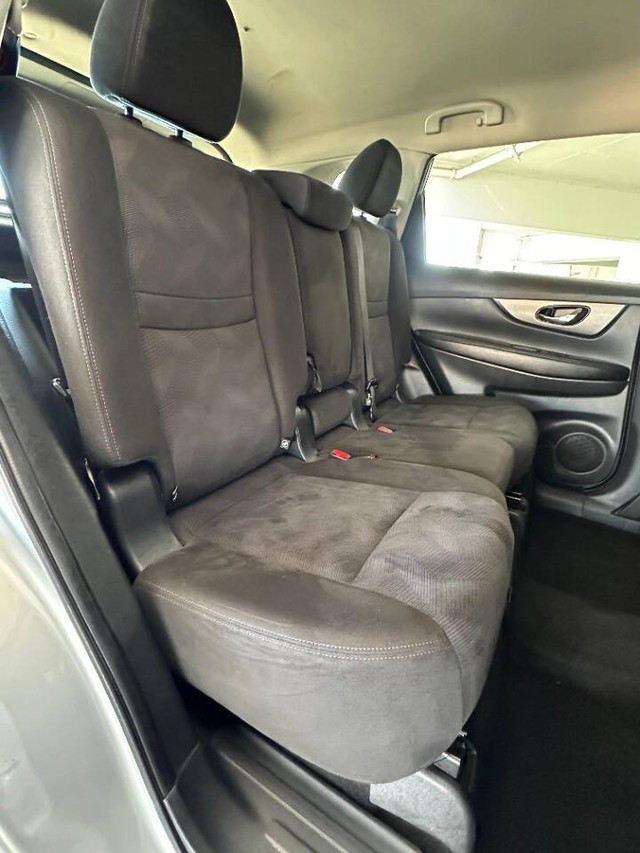 Nissan Rogue Vehicle Full-screen Gallery Image 17