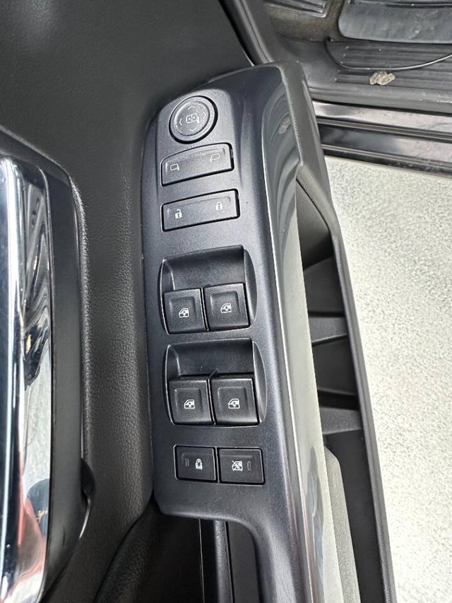 Chevrolet Silverado 1500 Vehicle Full-screen Gallery Image 16