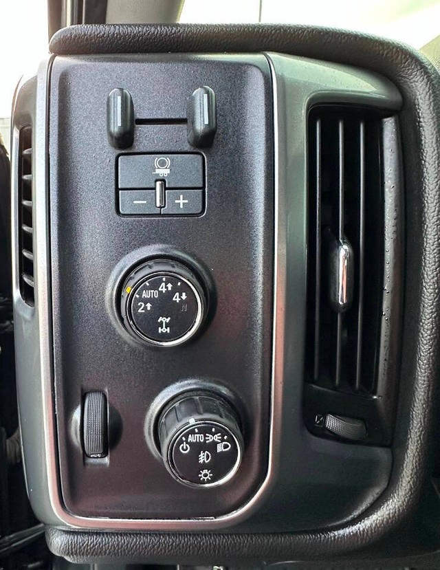 Chevrolet Silverado 1500 Vehicle Full-screen Gallery Image 17