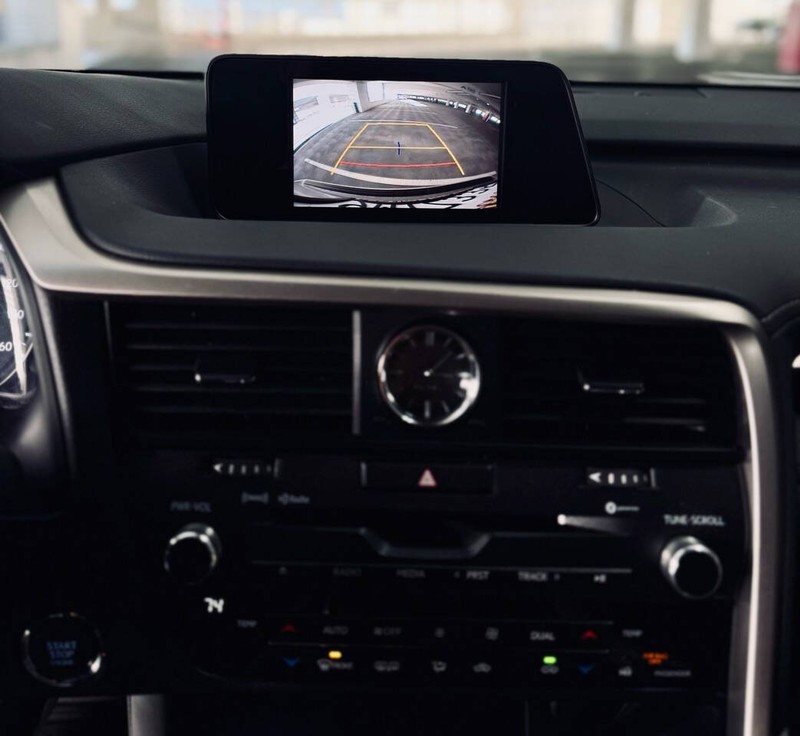 Lexus RX Vehicle Full-screen Gallery Image 17