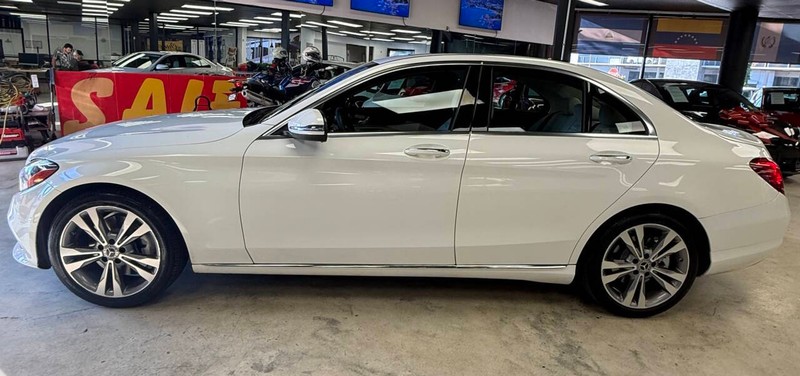 Mercedes-Benz C-Class Vehicle Full-screen Gallery Image 07
