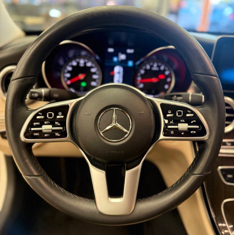 Mercedes-Benz C-Class Vehicle Full-screen Gallery Image 10