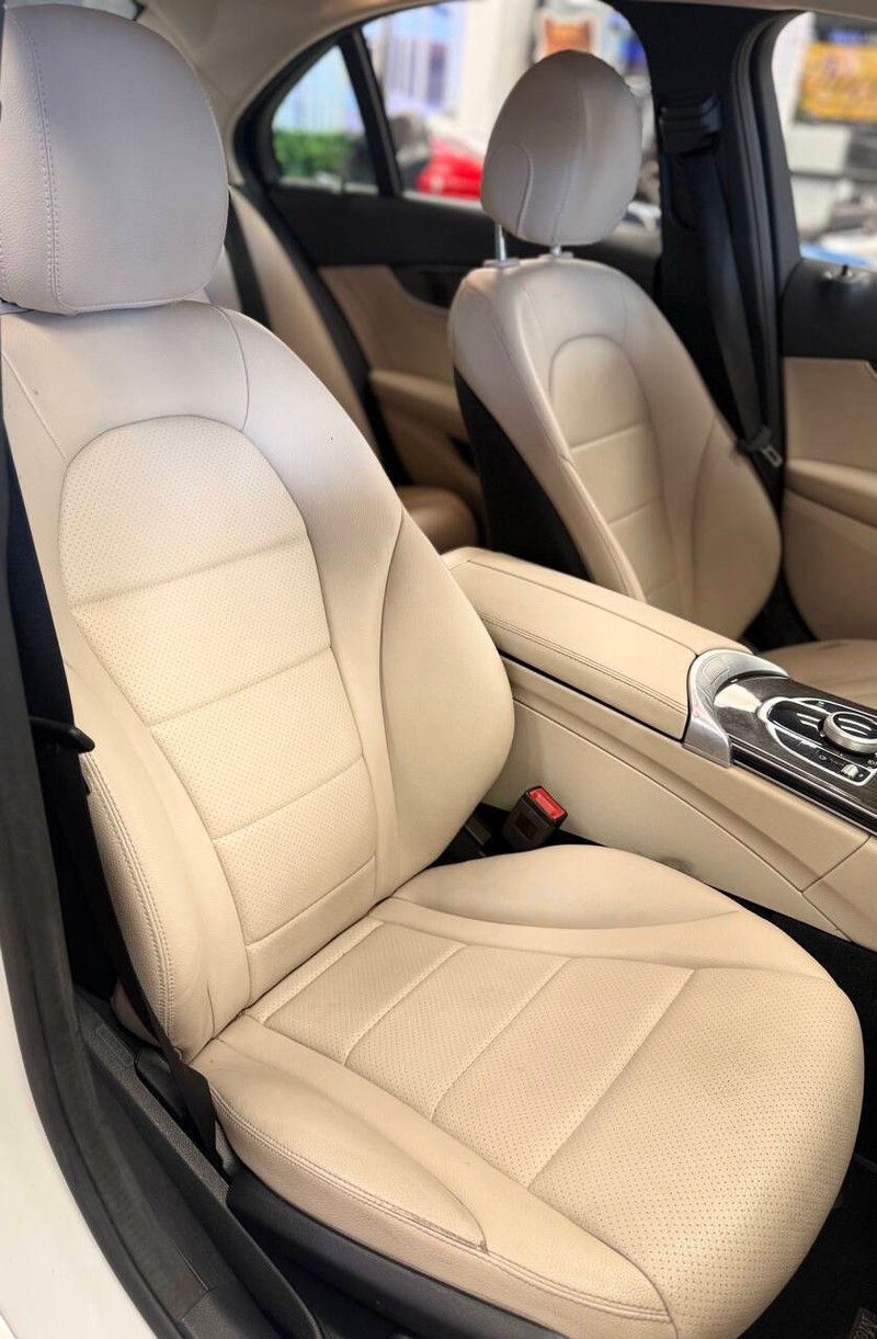 Mercedes-Benz C-Class Vehicle Full-screen Gallery Image 14