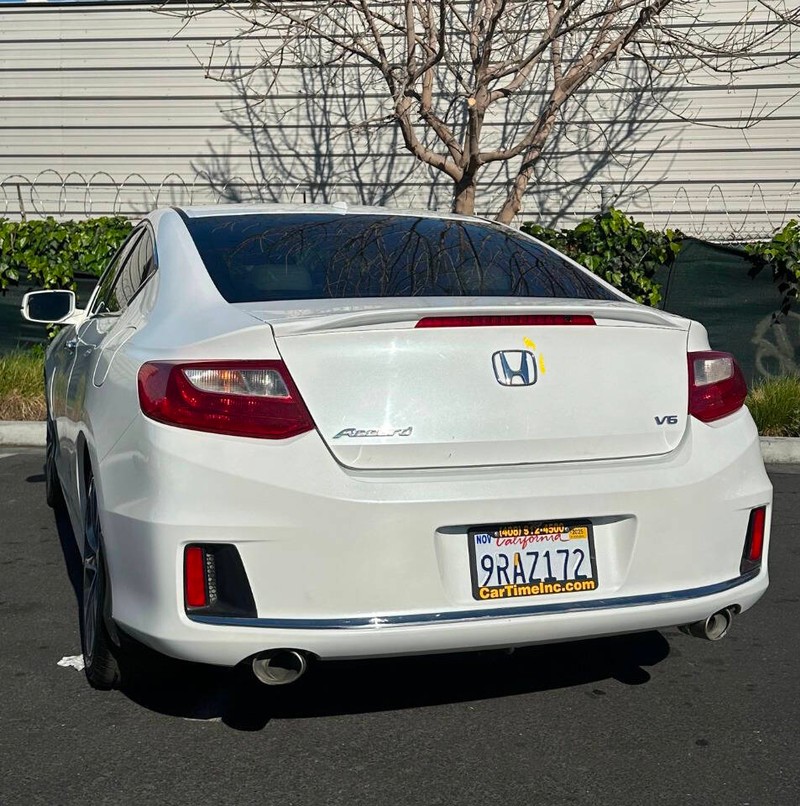 Honda Accord Coupe Vehicle Full-screen Gallery Image 07
